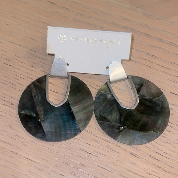 Kendra Scott brown mother of pearl disc earrings, comes w/pink fabric bag shown. - Picture 1 of 5